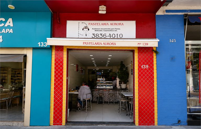 Fachada da Pastelaria Aurora na Rua Martim Tenório, 139, na Lapa.